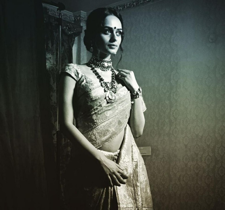 3. Manushi is also a trained Kuchipudi dancer and has been trained under legendary dancers Raja and Radha Reddy. She is also an exceptionally great poet and a painter