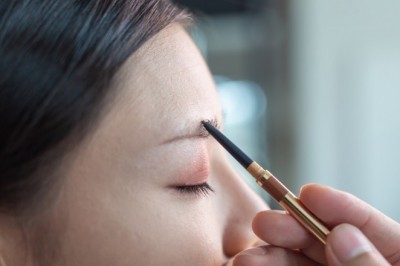 How to apply natural eyebrow makeup